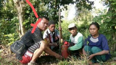 Anggota LSM LPKB NTB Burhan, saat melancarkan aksi bejatnya bersama anggota kelompok ternak desa taloko. (Fen/Ist)
