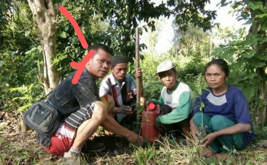 Anggota LSM LPKB NTB Burhan, saat melancarkan aksi bejatnya bersama anggota kelompok ternak desa taloko. (Fen/Ist)