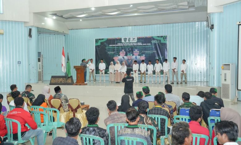 Pengurus HMI Cabang Kota Bima periode 2025-2026, saat dilantik oleh ketua HMI BADKO BALINUSRA, Abdul Halik. (Fen/Ist)