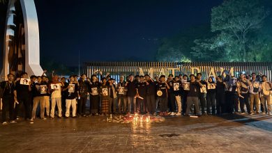 BEM Nusantara NTB, saat melakukan aksi simbolik Akbar di taman sangkareang kota mataram. (Fen/Ist)