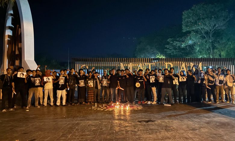 BEM Nusantara NTB, saat melakukan aksi simbolik Akbar di taman sangkareang kota mataram. (Fen/Ist)