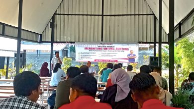 Ibrahim Bram Abdollah, Pemred Media Online DetikNTB.com, saat memberikan sambutan di acara dialog publik. (Fen/Rinjanipost)