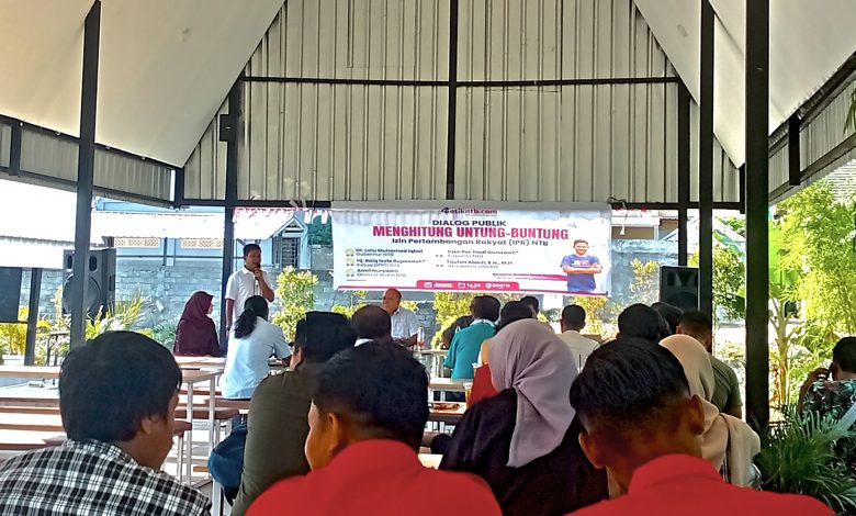 Ibrahim Bram Abdollah, Pemred Media Online DetikNTB.com, saat memberikan sambutan di acara dialog publik. (Fen/Rinjanipost)