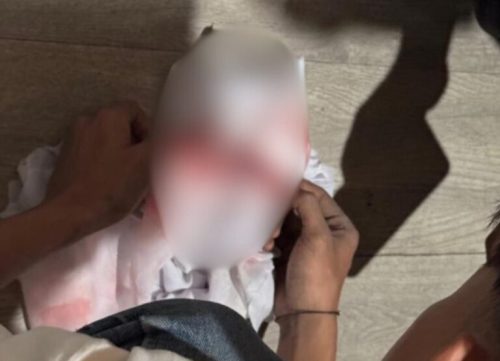 Orok bayi yang ditemukan oleh warga dipantai selingkuh, kota mataram. (Fen/Ist)