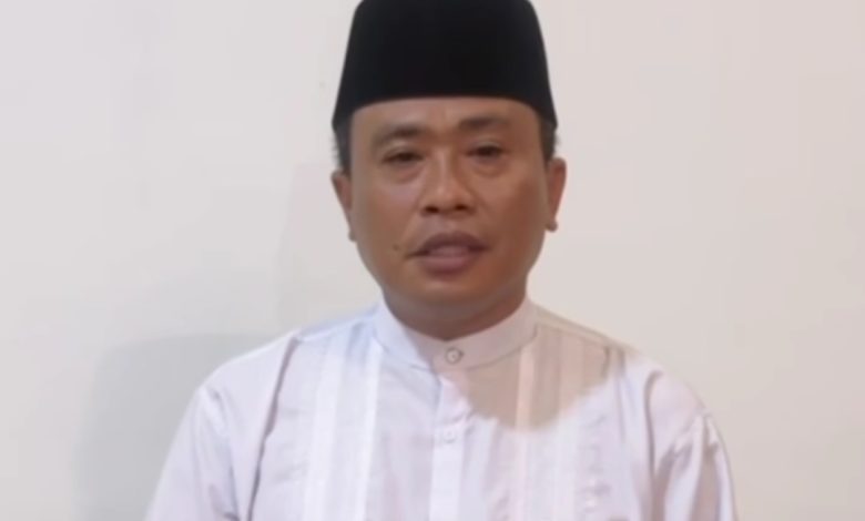 Kepala Kantor Wilayah Kementerian Agama Nusa Tenggara Barat (Kakanwil Kemenag NTB) Zamroni Azis saat mengklarifikasi video viralnya. (Iba/Ist)