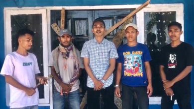 Anggota APERADO, usai menyegel kantor desa sondo. (Fen/Ist)