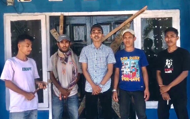 Anggota APERADO, usai menyegel kantor desa sondo. (Fen/Ist)