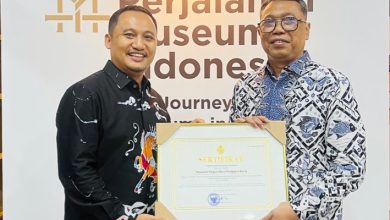 Aulia Rahman Adiputra, perwakilan Museum Negeri NTB menerima sertifikat pendaftaran nasional museum dari kementrian kebudayaan RI. (Fen/Ist)