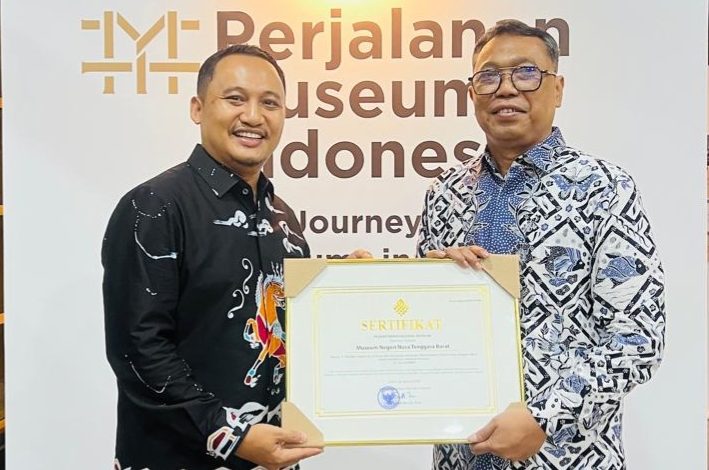 Aulia Rahman Adiputra, perwakilan Museum Negeri NTB menerima sertifikat pendaftaran nasional museum dari kementrian kebudayaan RI. (Fen/Ist)