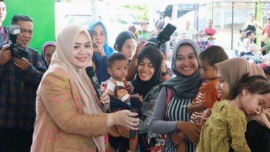 Indah Dhamayanti Putri, Gubernur NTB, saat berinteraksi dengan masyarakat Dompu. (Fen/Ist)