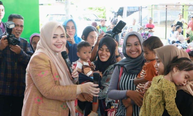 Indah Dhamayanti Putri, Gubernur NTB, saat berinteraksi dengan masyarakat Dompu. (Fen/Ist)
