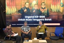 Kepala Bapedda NTB Iswandi (paling kanan) dan Sekdis Pariwisata NTB Mulki (tengah) saat menghadiri Bincang Kamisan, (Fen/Ist)
