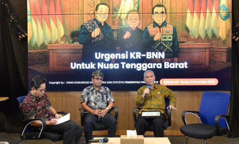 Kepala Bapedda NTB Iswandi (paling kanan) dan Sekdis Pariwisata NTB Mulki (tengah) saat menghadiri Bincang Kamisan, (Fen/Ist)