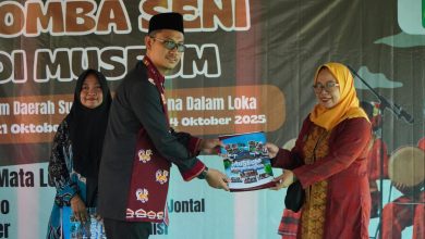 Kepala Museum NTB, Ahmad Nuralam, saat meyerahkan simbolis paket bahan konservasi koleksi kepada lima museum daerah di NusaTenggara Barat, bertepatan dengan pembukaan pameran Keliling Wastra Kemre Alang di istana dalam loka, kabupaten sumbawa. (Fen/Ist)