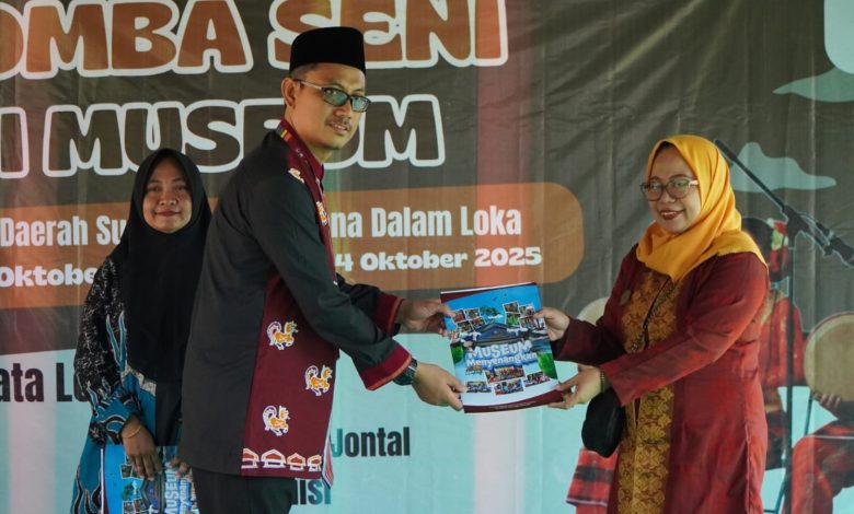 Kepala Museum NTB, Ahmad Nuralam, saat meyerahkan simbolis paket bahan konservasi koleksi kepada lima museum daerah di NusaTenggara Barat, bertepatan dengan pembukaan pameran Keliling Wastra Kemre Alang di istana dalam loka, kabupaten sumbawa. (Fen/Ist)