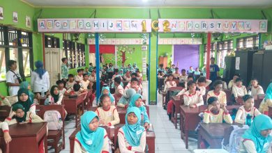 Anak sekolah SD 42 Mataram, bersama anggota museum NTB dan PT Air Minum Giri Menang, saat menggelar kegiatan sosialisasi bertajuk Goes to School. (Fen/Ist)