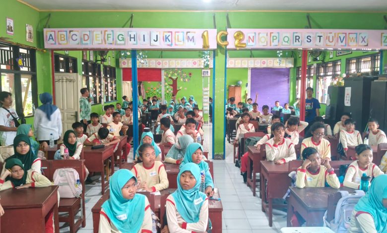 Anak sekolah SD 42 Mataram, bersama anggota museum NTB dan PT Air Minum Giri Menang, saat menggelar kegiatan sosialisasi bertajuk Goes to School. (Fen/Ist)
