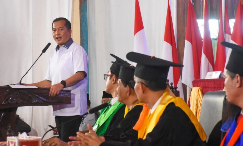 Gubernur NTB Lalu Muhamad Iqbal, saat memberikan sambutan pada rapat terbuka senat universitas samawa (Unsa).(Fen/Ist)