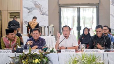 Gubernur NTB Lalu Muhamad Iqbal (Baju Putih) saat berdialog dengan DPR RI dipendopo Gubernur NTB. (Fen/Ist)