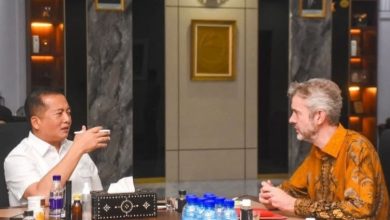 Gubernur NTB Lalu Muhamad Iqbal (Baju Putih. (Fen/Ist)