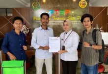 Direktur PUKAD NTB Firmansyah, dengan anggotanya, saat melaporkan secara resmi kasus dugaan korupsi PKBM di Kejati NTB. (Fen/Ist)