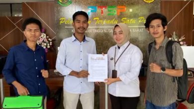 Direktur PUKAD NTB Firmansyah, dengan anggotanya, saat melaporkan secara resmi kasus dugaan korupsi PKBM di Kejati NTB. (Fen/Ist)