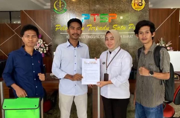 Direktur PUKAD NTB Firmansyah, dengan anggotanya, saat melaporkan secara resmi kasus dugaan korupsi PKBM di Kejati NTB. (Fen/Ist)