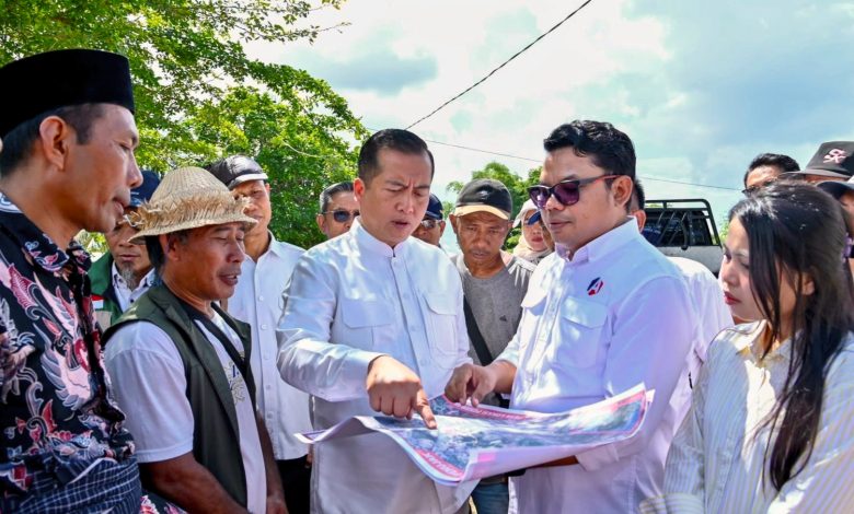 Lalu Muhamad Iqbal, Gubernur NTB, saat meninjau lokasi persiapan program optimalisasi lahan. (Fen/Ist)
