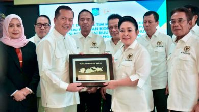 Gubernur NTB, Lalu Muhamad Iqbal, bersama Wakil Gubernur NTB Indah Dhamayanti Putri (Jaz Hitam), saat memberikan cinderamata kepada Ketua DPR RI Komisi IV, Siti Hediati Soeharto. (Fen/Ist)