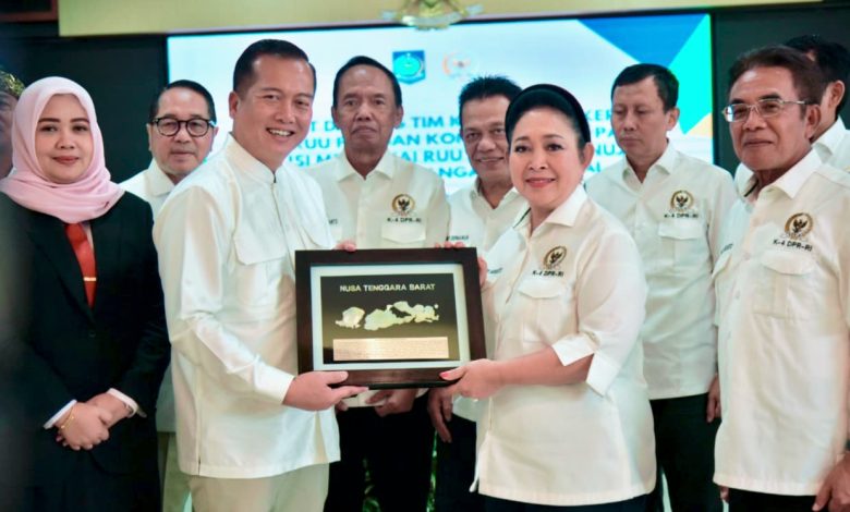 Gubernur NTB, Lalu Muhamad Iqbal, bersama Wakil Gubernur NTB Indah Dhamayanti Putri (Jaz Hitam), saat memberikan cinderamata kepada Ketua DPR RI Komisi IV, Siti Hediati Soeharto. (Fen/Ist)