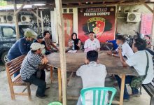 Korban, bersama anggota polisi resort Dompu, saat mempertanyakan kepastian hukum dalam Kasus Dugaan TPKS di polres dompu . (Fen/Ist)
