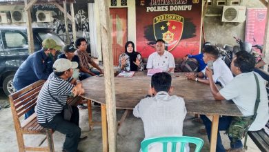 Korban, bersama anggota polisi resort Dompu, saat mempertanyakan kepastian hukum dalam Kasus Dugaan TPKS di polres dompu . (Fen/Ist)