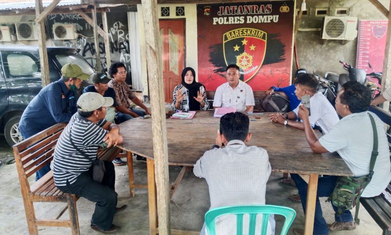 Korban, bersama anggota polisi resort Dompu, saat mempertanyakan kepastian hukum dalam Kasus Dugaan TPKS di polres dompu . (Fen/Ist)