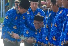 Lalu Muhamad Iqbal, saat berinteraksi dan menyerahkan Surat Keputusan (SK), pada peserta pelantikan PPPK Paruh Waktu. (Fen/Ist)