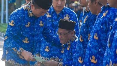 Lalu Muhamad Iqbal, saat berinteraksi dan menyerahkan Surat Keputusan (SK), pada peserta pelantikan PPPK Paruh Waktu. (Fen/Ist)