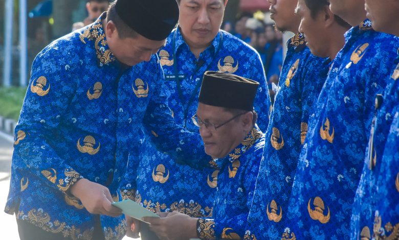 Lalu Muhamad Iqbal, saat berinteraksi dan menyerahkan Surat Keputusan (SK), pada peserta pelantikan PPPK Paruh Waktu. (Fen/Ist)