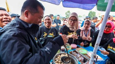 Gubernur NTB Lalu Muhamad Iqbal, saat mencicipi cilok pada festival cilok fest 2025 rest area sembalun. (Fen/Ist)
