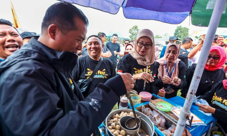 Gubernur NTB Lalu Muhamad Iqbal, saat mencicipi cilok pada festival cilok fest 2025 rest area sembalun. (Fen/Ist)