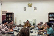 Muhammad Hasim, Kepala Dinas Komifotik Kota Bima, saat menemui awak media dari Forum Wartawan Parlemen NTB di ruang kerjanya. (Fen)