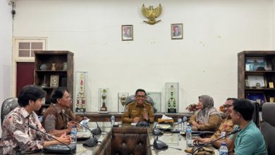 Muhammad Hasim, Kepala Dinas Komifotik Kota Bima, saat menemui awak media dari Forum Wartawan Parlemen NTB di ruang kerjanya. (Fen)