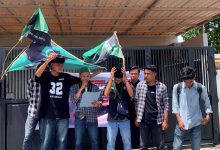 Ketua HMI BADKO Bali Nusra, beserta masa aksi HMI Badko Bali Nusra saat menyampaikan ultimatum dan membacakan tuntutan aksinya. (Fen)