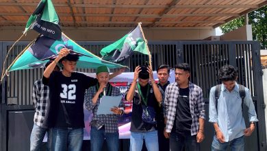 Ketua HMI BADKO Bali Nusra, beserta masa aksi HMI Badko Bali Nusra saat menyampaikan ultimatum dan membacakan tuntutan aksinya. (Fen)