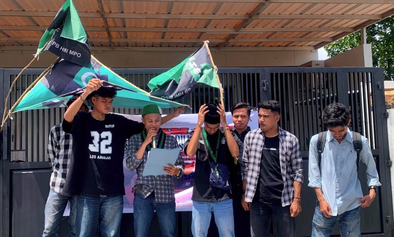 Ketua HMI BADKO Bali Nusra, beserta masa aksi HMI Badko Bali Nusra saat menyampaikan ultimatum dan membacakan tuntutan aksinya. (Fen)