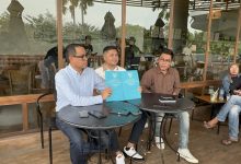 Anggota DPRD NTB Efa Limantika bersama kuasa hukumnya Rusdiansyah dan Apriyadin saat menggelar konferensi pers, Minggu 25 Januari 2026. (Fend)