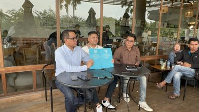 Anggota DPRD NTB Efa Limantika bersama kuasa hukumnya Rusdiansyah dan Apriyadin saat menggelar konferensi pers, Minggu 25 Januari 2026. (Fend)