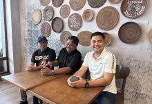 Efan Limantika (kanan) didampingi penaseha hukumnya Rusdiansyah bersama penasehat hukum Muhammad Adnan, Supardin Siddik (tengah) saat menggelar konferensi pers bersama, Selasa 27 Januari 2026 di Starbuck Epicentrum Mall. (Fend)