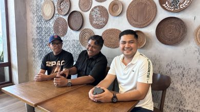 Efan Limantika (kanan) didampingi penaseha hukumnya Rusdiansyah bersama penasehat hukum Muhammad Adnan, Supardin Siddik (tengah) saat menggelar konferensi pers bersama, Selasa 27 Januari 2026 di Starbuck Epicentrum Mall. (Fend)