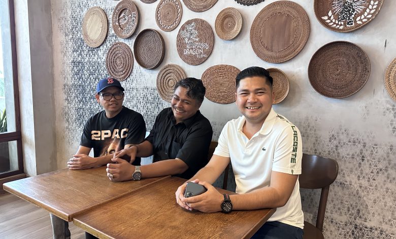 Efan Limantika (kanan) didampingi penaseha hukumnya Rusdiansyah bersama penasehat hukum Muhammad Adnan, Supardin Siddik (tengah) saat menggelar konferensi pers bersama, Selasa 27 Januari 2026 di Starbuck Epicentrum Mall. (Fend)