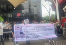 Massa yang tergabung dalam Aliansi Gerakan Rakyat Anti Korupsi (GERAK) menggelar aksi unjuk rasa di depan Gedung Merah Putih KPK, Jakarta, Senin (9/2/2026). (Fend)