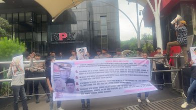 Massa yang tergabung dalam Aliansi Gerakan Rakyat Anti Korupsi (GERAK) menggelar aksi unjuk rasa di depan Gedung Merah Putih KPK, Jakarta, Senin (9/2/2026). (Fend)